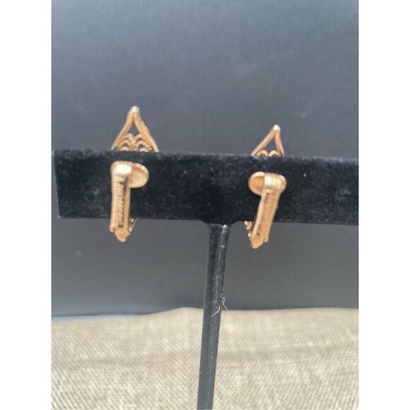 Vintage Sarah Coventry Filigree Goldtone Leaf with Center Faux Pearl Clip On Ear - Picture 4 of 6